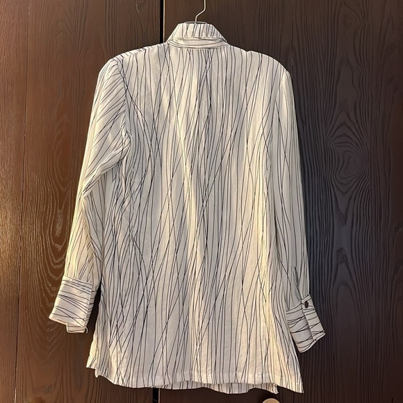 Fridaze 100% linen white with black lines top. Size Small. - Picture 6 of 9